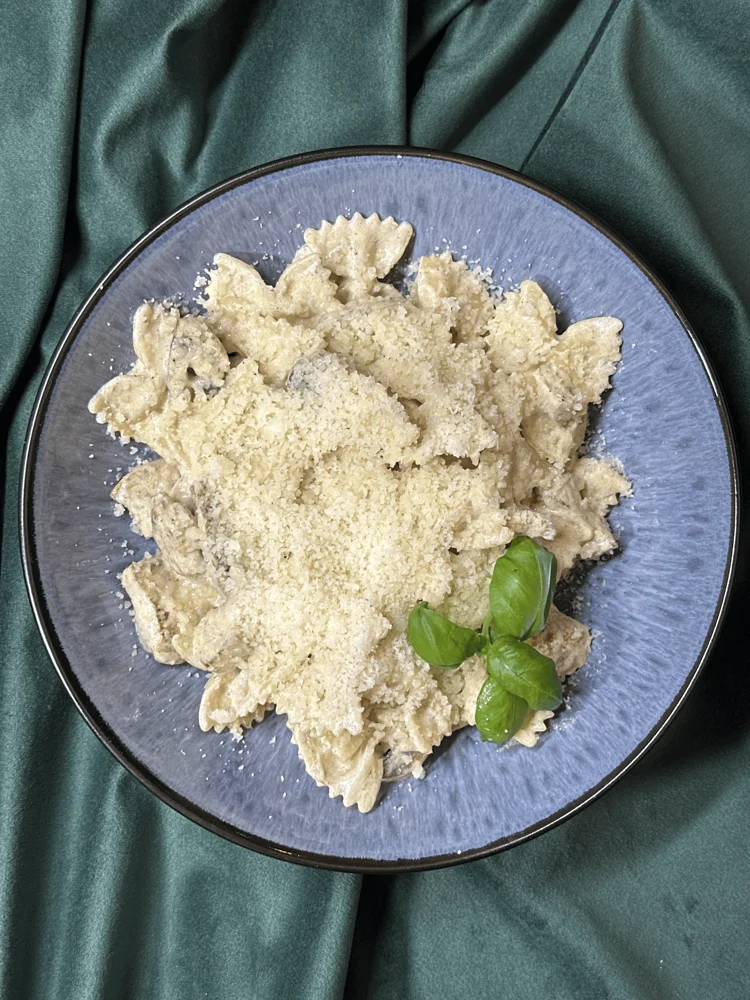 Паста с курицей и грибами